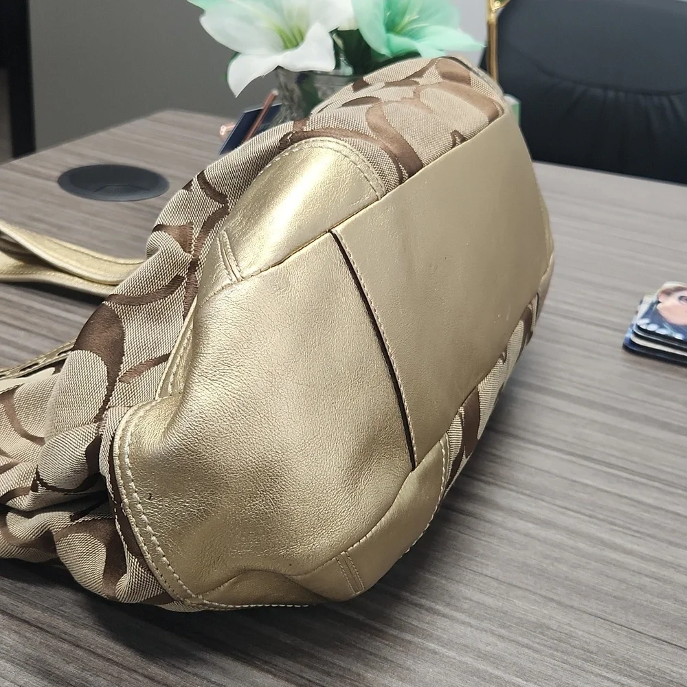 COACH LARGE 3 COMPARTMENT MONOGRAM GOLD LEATHER ACCENT WITH KISSLOCK - Picture 5 of 13